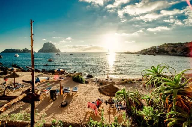 Ile trwa lot na Ibizę? Sprawdź, co musisz wiedzieć o przelotach