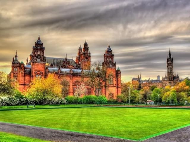 Ile trwa lot do Szkocji? Sprawdź, co wpływa na czas podróży