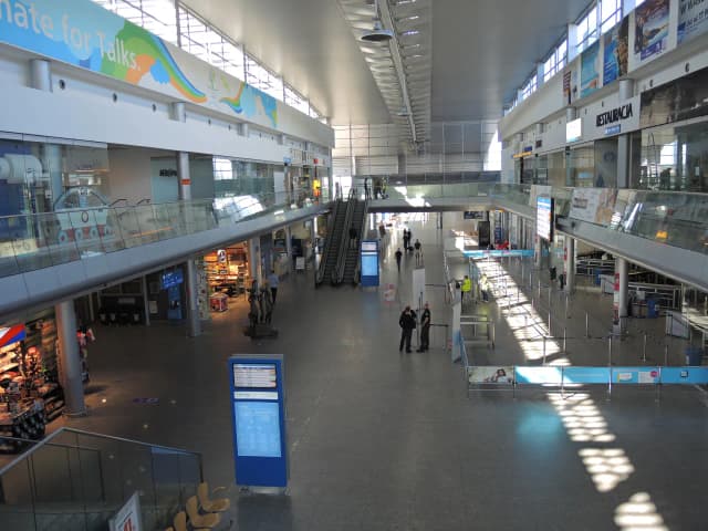 Jak szybko i tanio dotrzeć na lotnisko w Poznaniu?